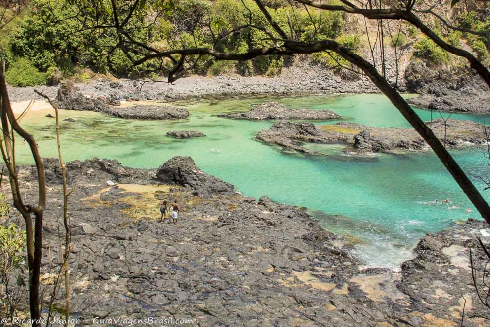 Imagem do alto do canto da Praia da Baía dos Porcos.